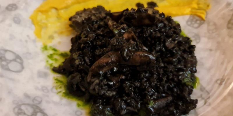 Arroz negro con chipirones