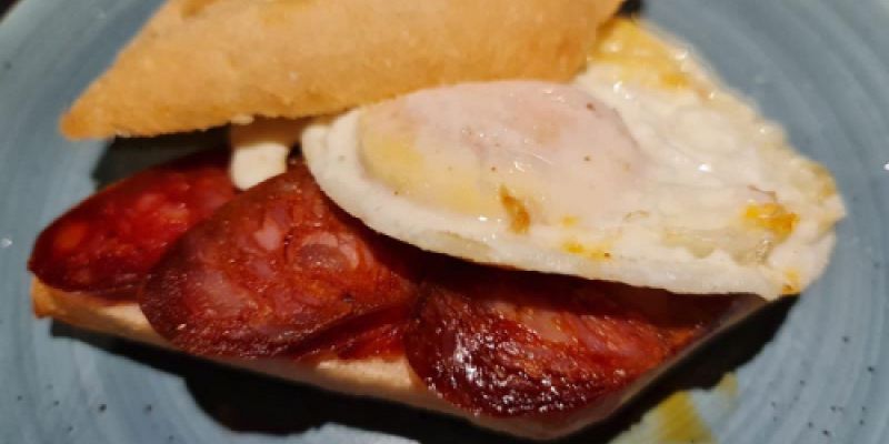 Pulga de chorizo y huevo frito