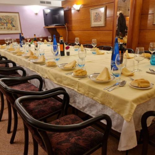 Mesa para grupo montada con mantel blanco