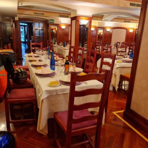 Imagen general del comedor con varias mesas montadas