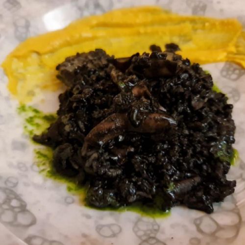 Arroz negro con chipirones
