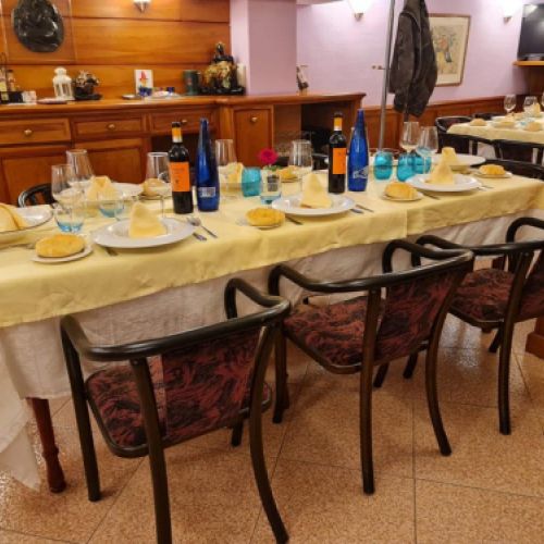 Mesa para grupo montada con mantel blanco