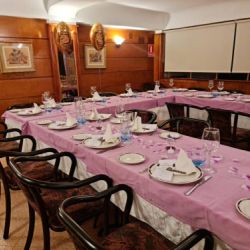 Imagen del comedor con mesa alargada para grupo grande