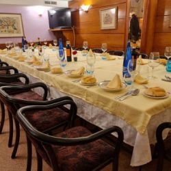 Mesa para grupo montada con mantel blanco