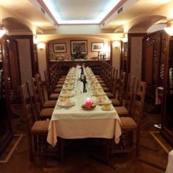 Vista de comedor con mesa prepara para celebración