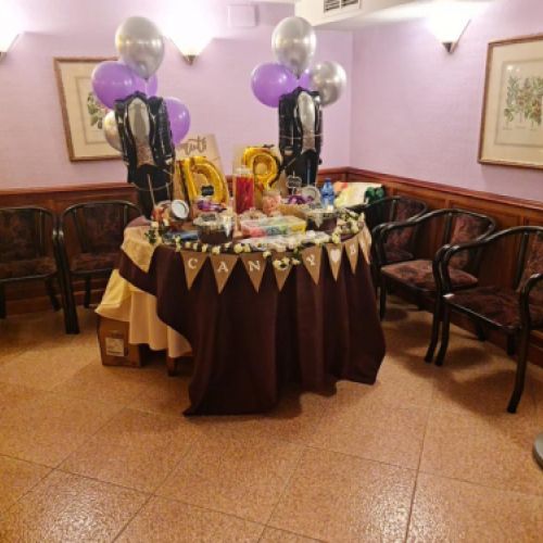 Pequeña camilla preparada para celebración