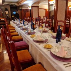 Mesa para grupo montada con mantel blanco