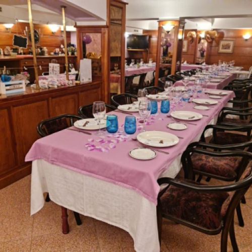 Mesa para grupo montada para celebración de cumpleaños