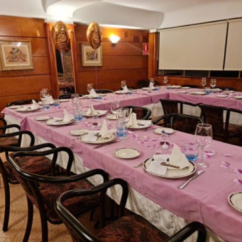 Imagen del comedor con mesa alargada para grupo grande
