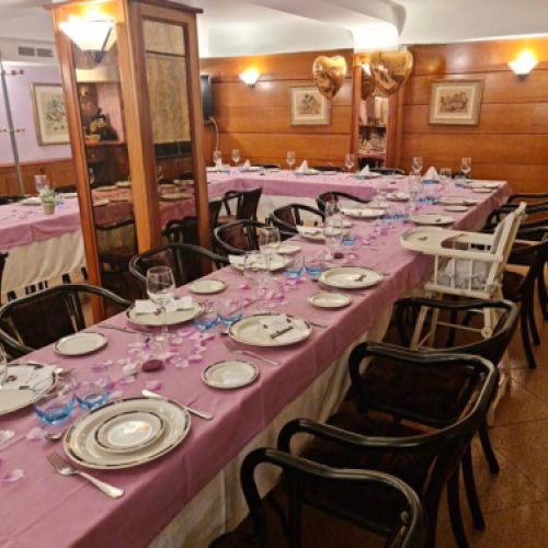 Imagen del comedor con mesa alargada para grupo grande