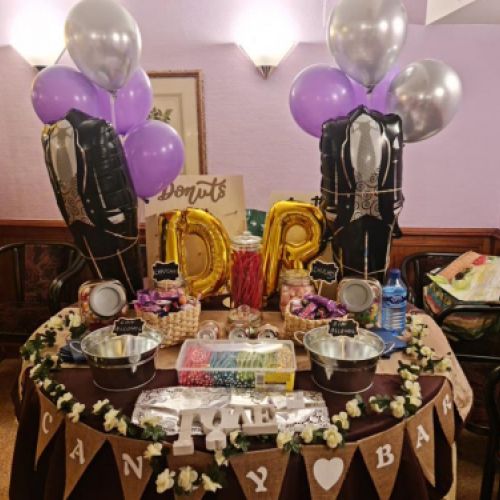 Pequeña camilla preparada para celebración