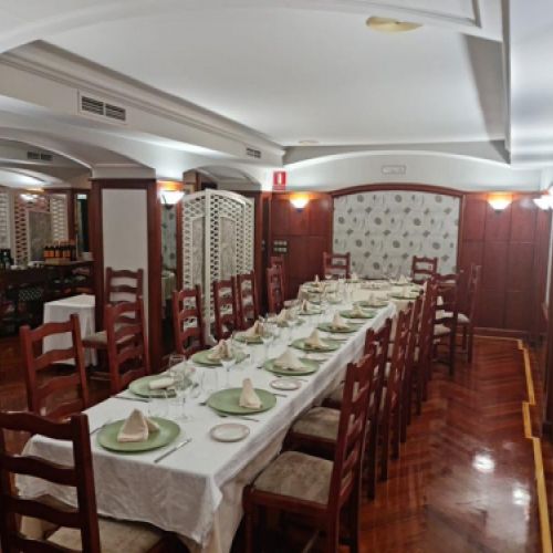 Mesa para grupo montada con mantel blanco