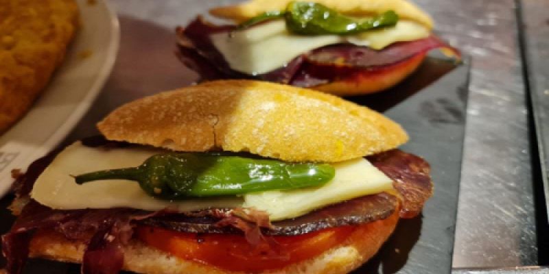 Pulga de queso por cecina y pimiento