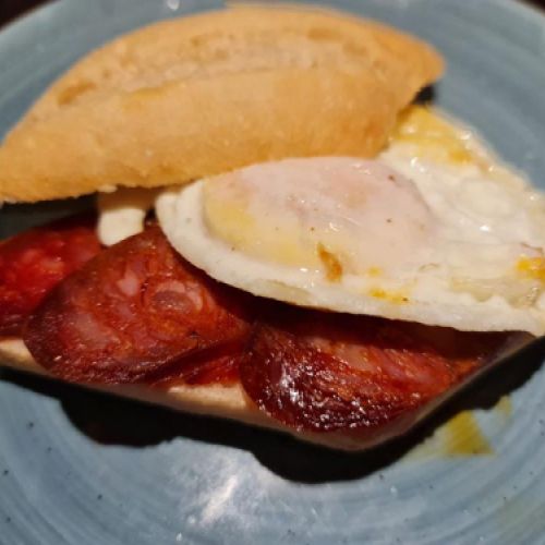 Pulga de chorizo y huevo frito