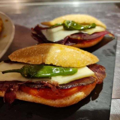 Pulga de queso por cecina y pimiento