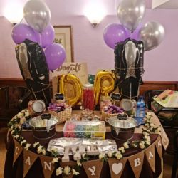 Pequeña camilla preparada para celebración