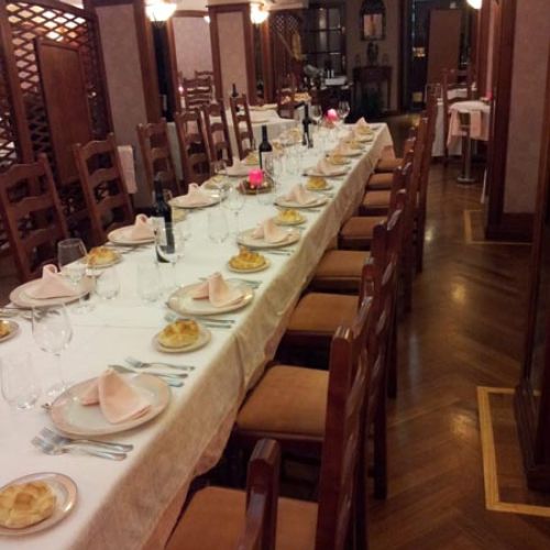 Mesa montada con mantel blanco para grupo grande