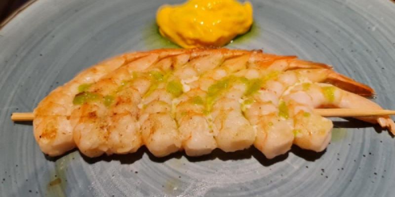 Brocheta de langostinos