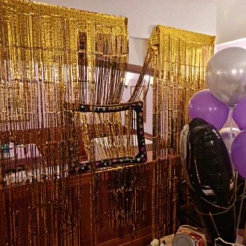 Decoración de cumpleaños sobre mueble auxiliar