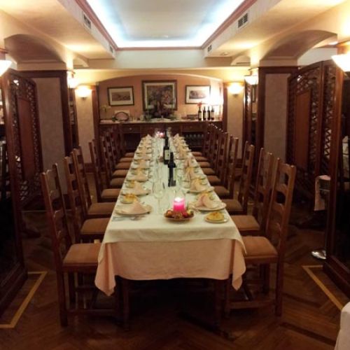 Vista de comedor con mesa prepara para celebración