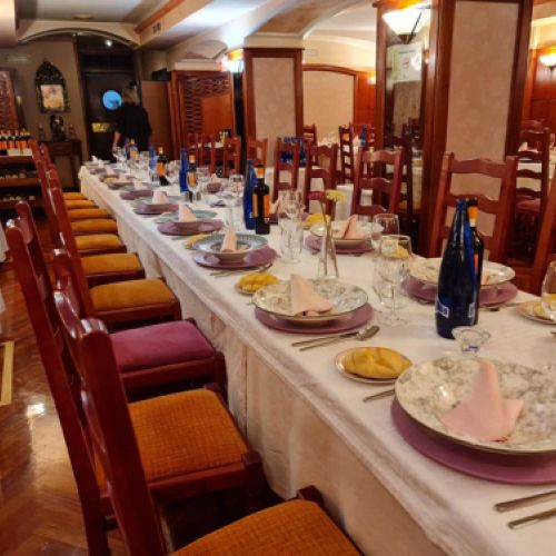 Mesa para grupo montada con mantel blanco