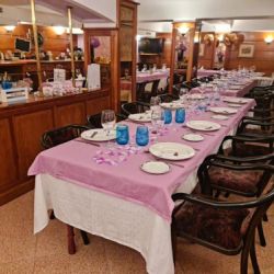 Mesa para grupo montada para celebración de cumpleaños