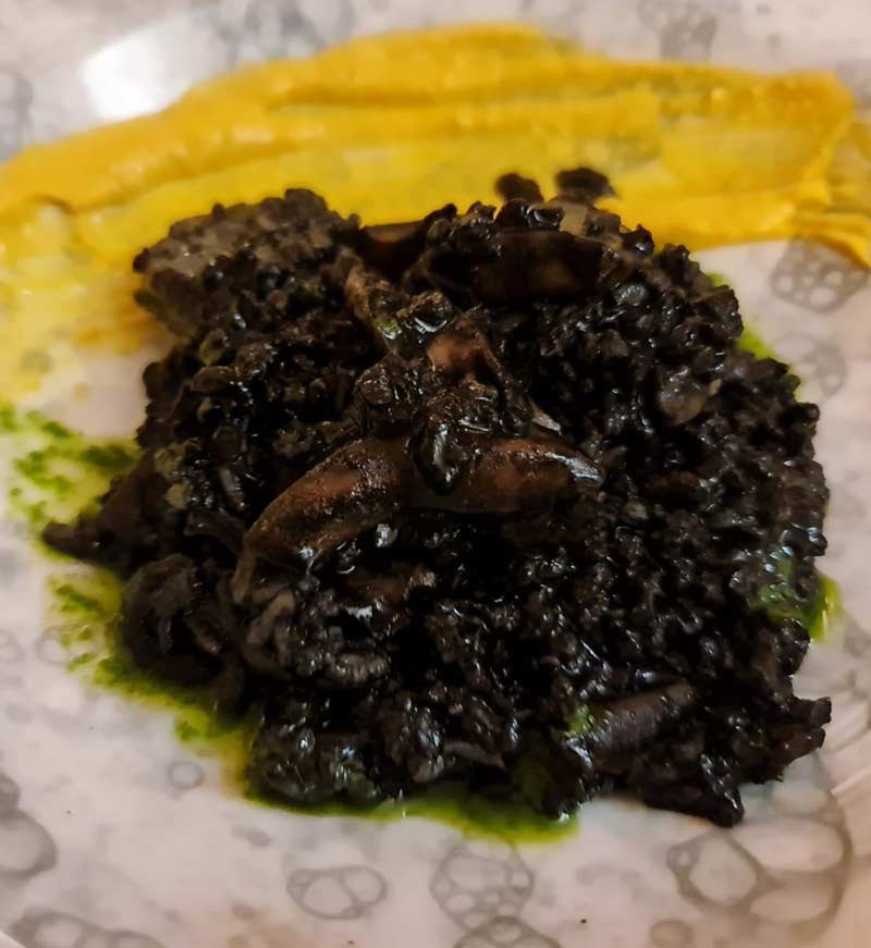 Arroz negro con calamar y jalapeños
